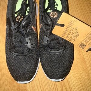 NWT Nike black and white womens athletic shoes